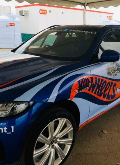 طباعة استيكر على السيارة